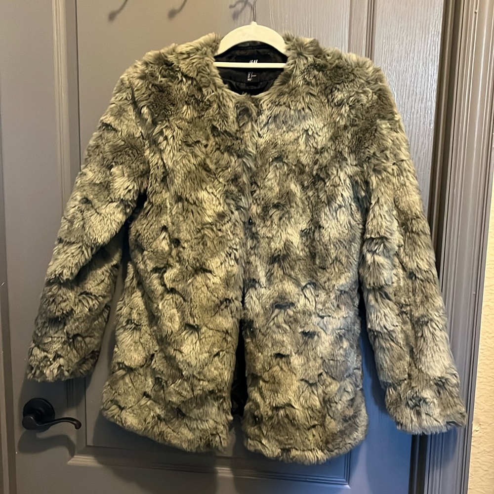 ♥️ HM Faux Fur Coat Gray Women Winter Jackets Plush Teddy Style Pockets Size 4